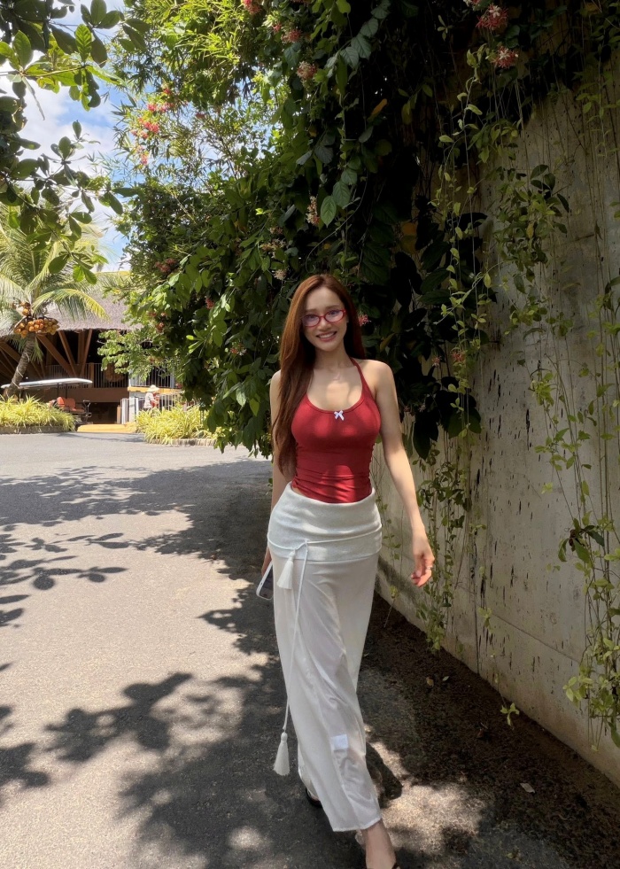 Nhã Phương diện thiết kế ôm dáng khoe vóc dáng mảnh mai cùng vòng eo thon gọn. Dù đã trải qua 3 cuộc sinh nở, bà xã Trường Giang vẫn khiến nhiều người trầm trồ bởi body săn chắc, làn da sáng cùng thần thái trẻ trung như thiếu nữ đôi mươi.