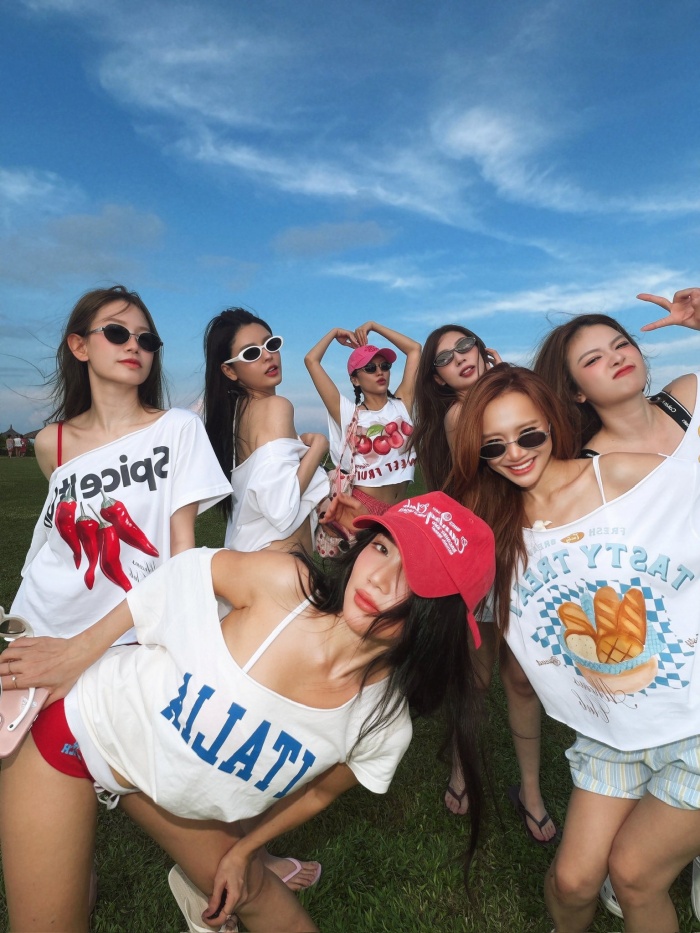 Trong loạt ảnh, những cô nàng này chọn phong cách thời trang mang tinh thần sporty-chic nhưng không kém phần quyến rũ, sexy với vóc dáng 'không chút mỡ thừa'.