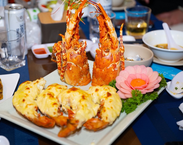Món ăn tại quán hải sản ngon ở Hạ Long được trang trí đẹp mắt, nhìn đã thấy thòm thèm