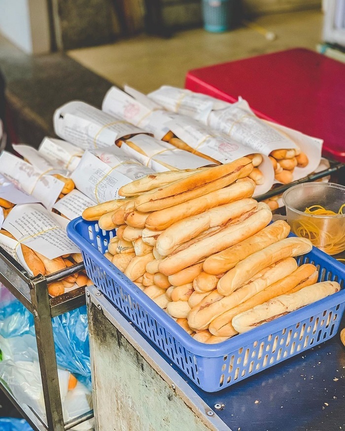 Bánh mì que đơn giản mà cực ngon quán ốc ngon ở Hải Phòng 