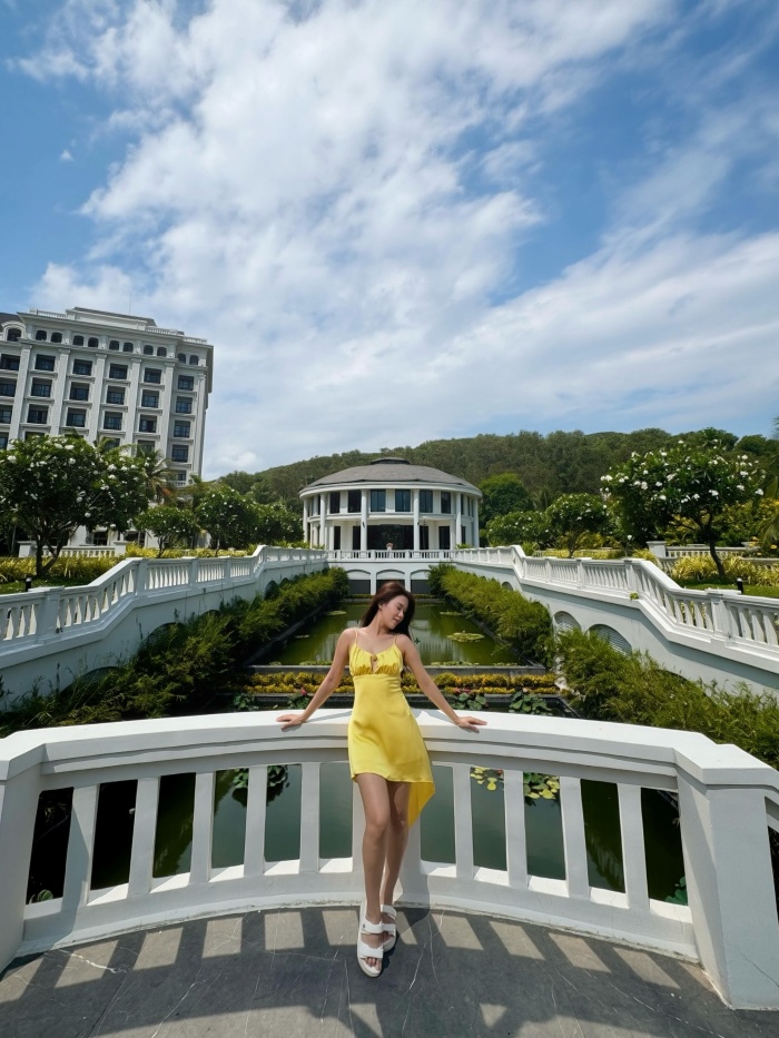 Không dừng lại ở hình tượng hot girl, Ngọc Thảo còn cho thấy sự nghiêm túc với nghệ thuật khi lấn sân diễn xuất. Cô để lại dấu ấn trong lòng khán giả thông qua nhiều sitcom quen thuộc như Tiệm bánh hoàng tử bé, đồng thời góp mặt trong phim điện ảnh Mùa oải hương năm ấy. Những vai diễn với màu sắc khác nhau giúp cô dần chứng minh sự đa dạng trong hành trình hoạt động nghệ thuật, thay vì chỉ đóng khung trong hình ảnh một gương mặt mạng.