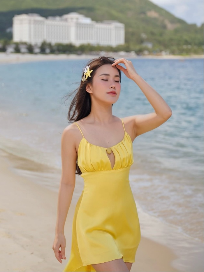 Lần du lịch này, cô nàng Ngọc Thảo lựa chọn đến với Nha Trang, dù đã trải qua nhiều năm hoạt động nghệ thuật, người đẹp không tuổi vẫn giữ được vẻ ngoài trẻ trung với gương mặt thanh tú, làn da căng bóng. Đây cũng là lý do nhiều khán giả nhận xét nữ diễn viên có visual “hack tuổi” đáng ngưỡng mộ dù đã U40.