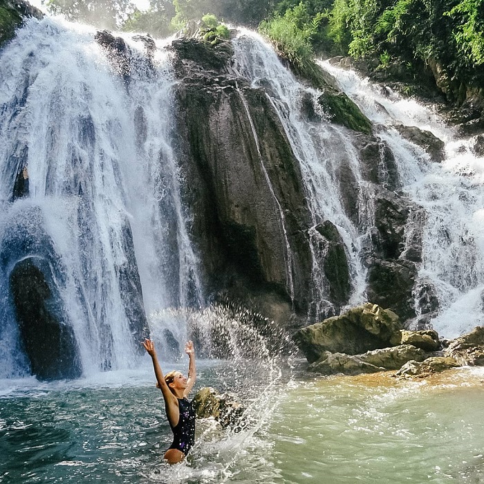 Thác Gò Lào Mai Châu đổ xuống từ vách núi cao