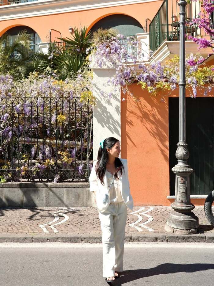 Đi bộ khám phá ở thành phố Sorrento Ý 