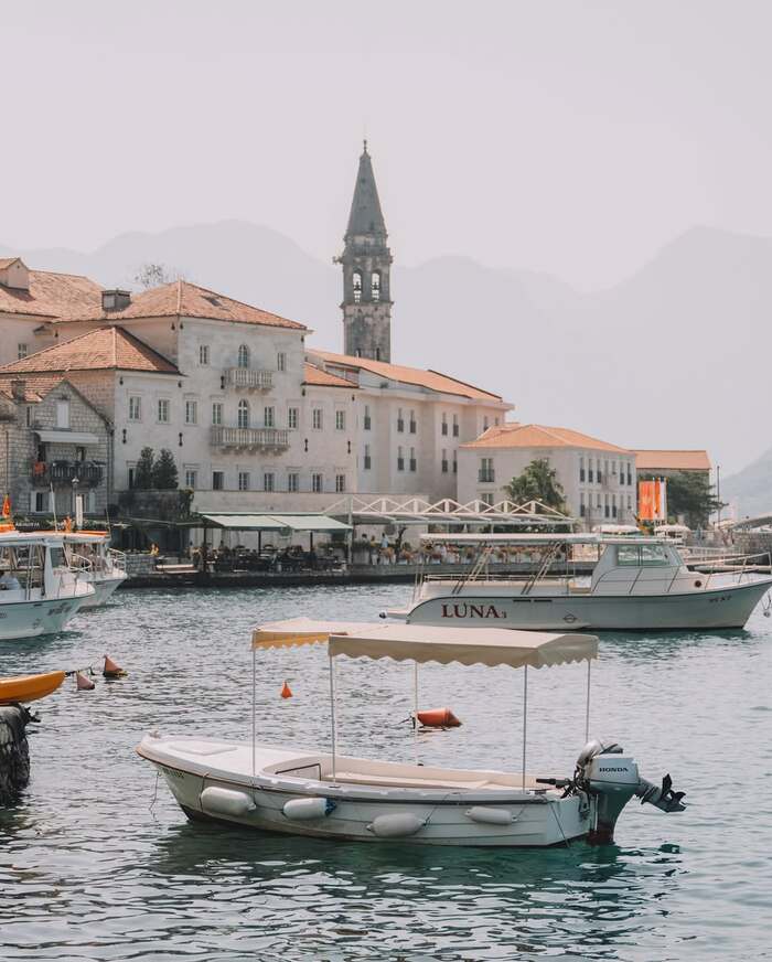 Các hoạt động du lịch ở thị trấn Perast Montenegro - Đi thuyền du ngoạn khám phá đảo Our Lady of the Rocks