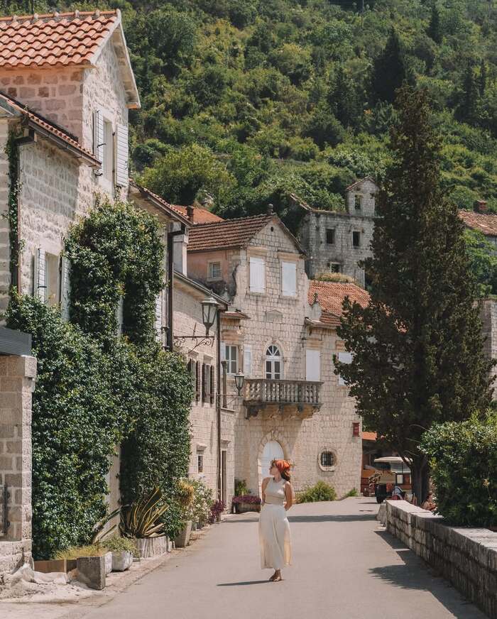 Các hoạt động du lịch ở thị trấn Perast Montenegro - Tham quan phố cổ