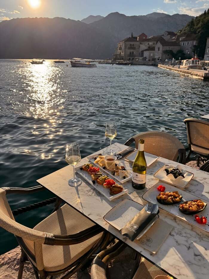 Các hoạt động du lịch ở thị trấn Perast Montenegro - thưởng thức ẩm thực vịnh Kotor