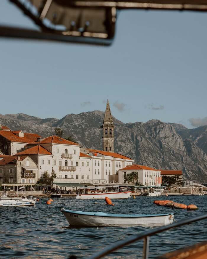 nên thuê trước các dịch vụ ở thị trấn Perast Montenegro 