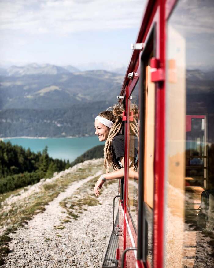 Đến thị trấn St. Wolfgang Áo trải nghiệm ngắm cảnh bằng chuyến tàu leo núi Schafbergbahn