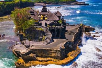 Đền Tanah Lot Bali linh thiêng nằm giữa bốn bề biển cả