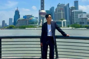 Tài tử Hàn Quốc Jung Il Woo 'check in' bên dòng sông Hoàng Phố tại Shanghai