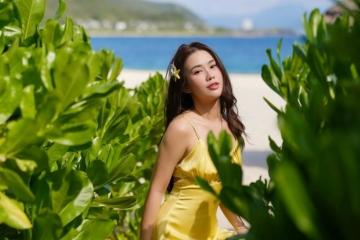 'Quý cô không tuổi' Ngọc Thảo khoe sắc vóc nóng bỏng ở bãi biển Nha Trang