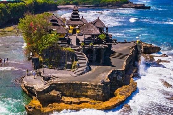Đền Tanah Lot Bali linh thiêng nằm giữa bốn bề biển cả