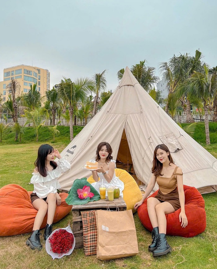 Camping với bạn thân ngay tại Thung lũng hoa Hồ Tây