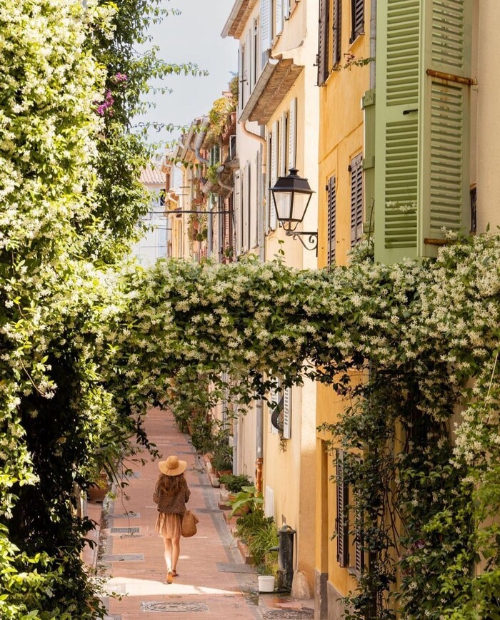 Các địa điểm du lịch nổi tiếng tại vùng biển Côte d'Azur Pháp - Thị trấn Antibes