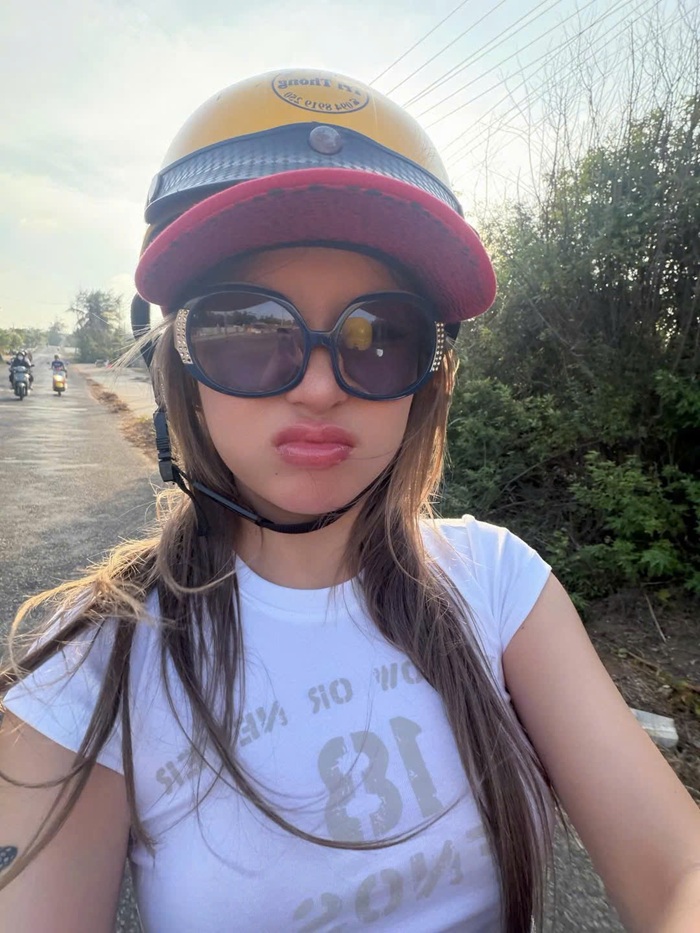 Khoảnh khắc selfie đầy dễ thương của Saabirose. Ảnh: NVCC