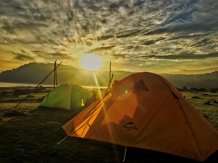 cắm trại bên hồ Dầu Tiếng