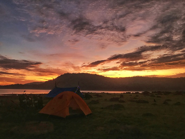 cắm trại bên hồ Dầu Tiếng