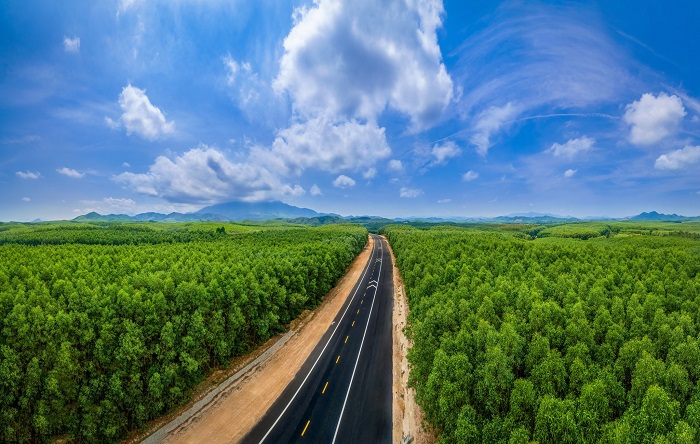 Huế (Hue): Cảnh quan tuyệt đẹp của thành phố Huế đang đợi bạn khám phá. Hòa mình vào không gian lãng mạn, bao tỏa bởi những công trình kiến trúc cổ kính và những bản nhạc dân tộc sôi động. Tìm hiểu về lịch sử văn hóa của một trong những thành phố đẹp nhất Việt Nam và khám phá những địa điểm du lịch nổi tiếng.