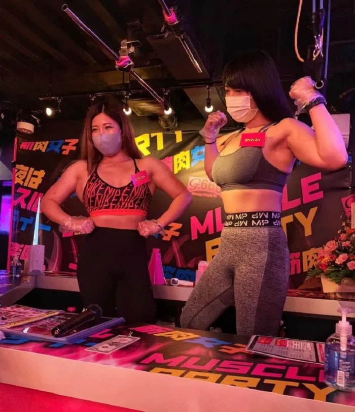 Quán bar Nhật với những cô nàng bồi bàn cơ bắp như lực sĩ-5