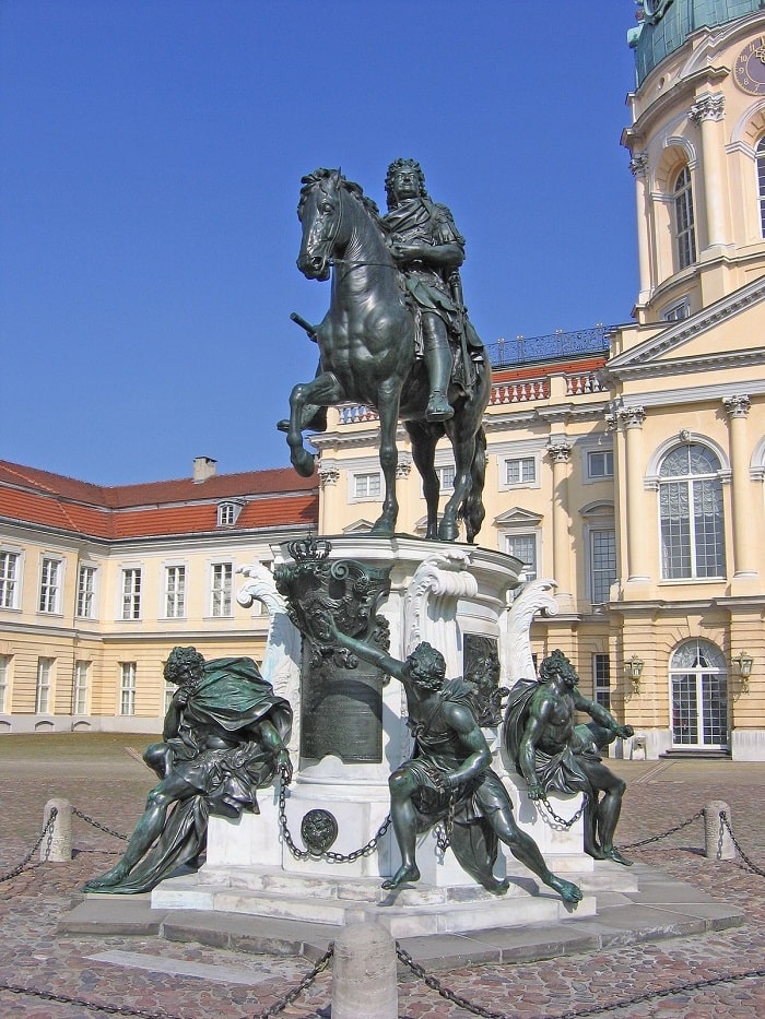 cung điện charlottenburg có những bức tượng theo phong cách baroque