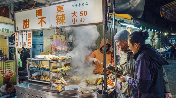 Explore the night market during your trip to Taipei 