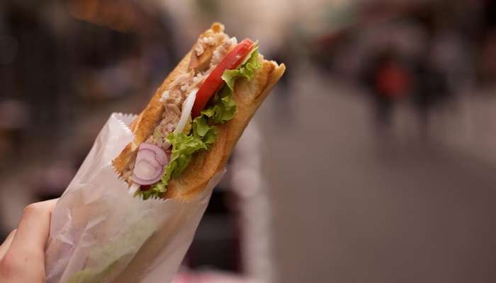 Món bánh mì baguette trong chuyến food tour ở Paris