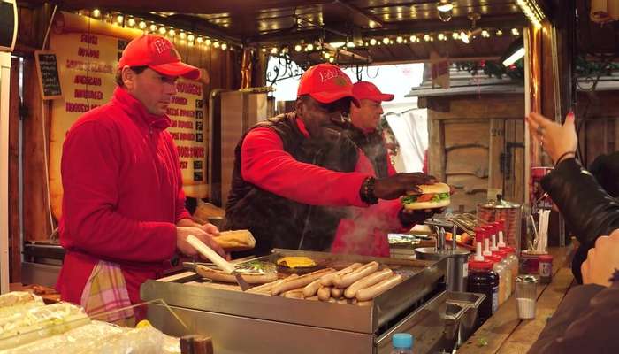 Món bánh mì kẹp thịt trong chuyến food tour ở Paris