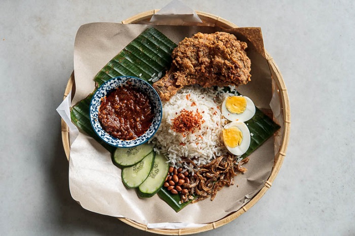 Nasi Lemak được coi là món ăn biểu tượng của ẩm thực Malaysia