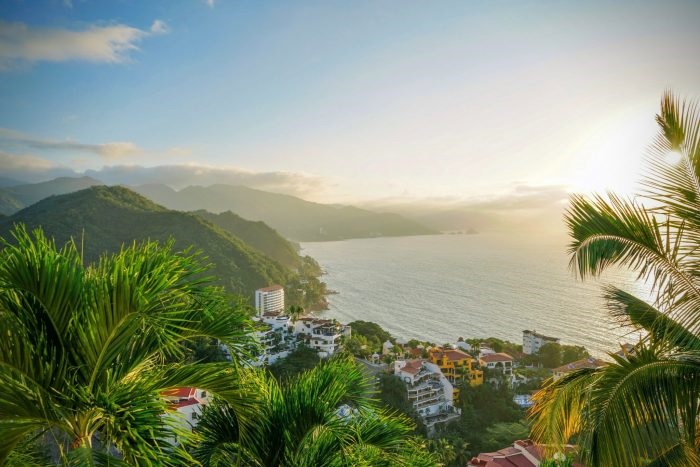 Xa lộ 15 chạy dọc vùng duyên hải là một trong những cung đường road trip đẹp nhất Mexico