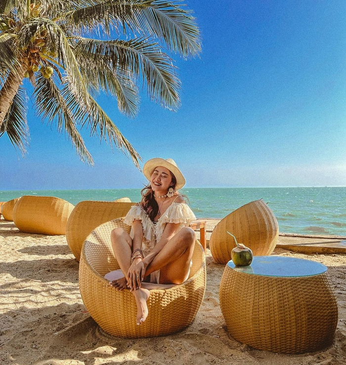 Đến với Chameleon Beach Bar Phan Thiết để ngắm hoàng hôn biển siêu lãng mạn, ‘chill’ quên sầu
