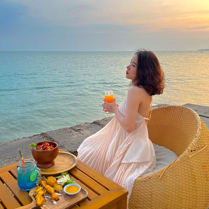 Đến với Chameleon Beach Bar Phan Thiết để ngắm hoàng hôn biển siêu lãng mạn, ‘chill’ quên sầu