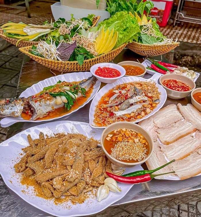 Ăn trưa ở Đà Nẵng