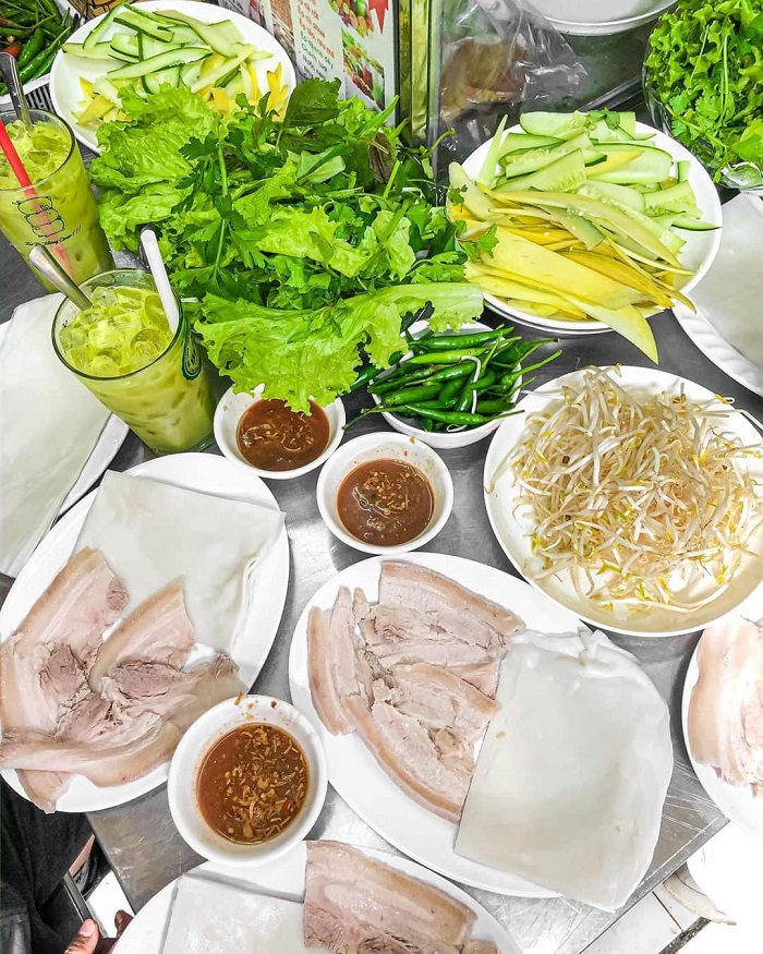 Ăn trưa ở Đà Nẵng đừng quên bánh tráng cuốn thịt heo