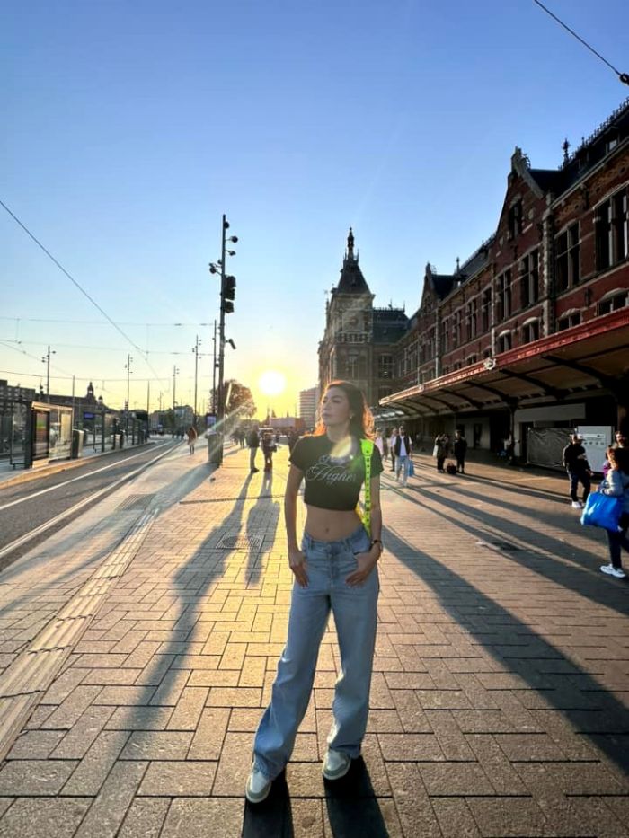 Minh Tú dạo chơi ở Amsterdam