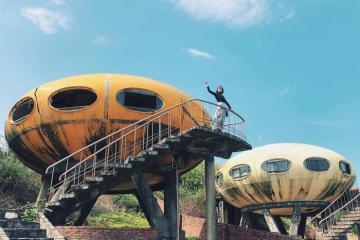 Độc lạ ngôi làng UFO ở Đài Loan: Nơi người dân từng sống trong những đĩa bay