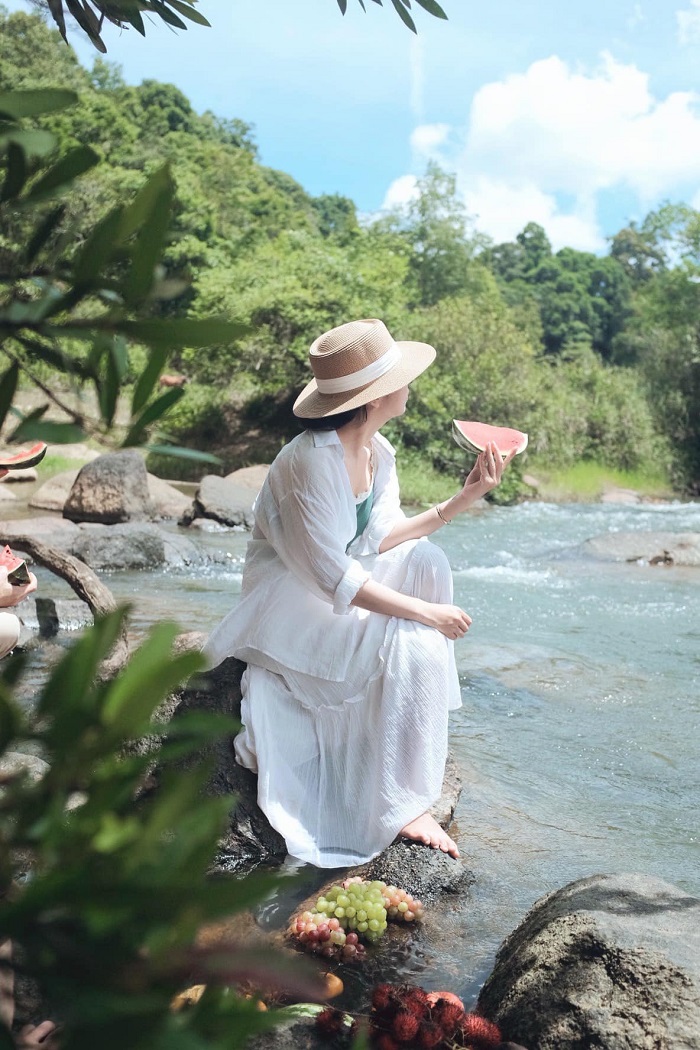 Khung cảnh thơ mộng mà chẳng kém phần hùng vỹ của làng Kon Tu Rằng khiến bạn phải vấn vương