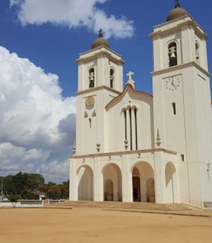 Du lịch Mozambique - Nhìn từ xa, du khách sẽ choáng ngợp bởi hai ngọn tháp chuông cao chót vót của nhà thờ beira