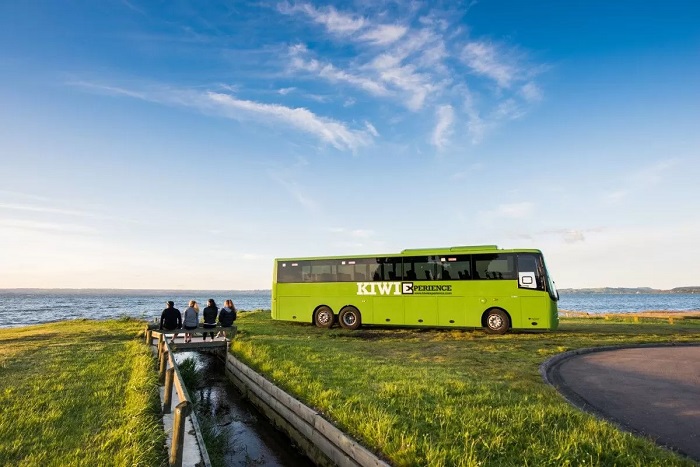 Với những ai chưa biết du lịch New Zealand có gì, nơi đây không có xe buýt công cộng nhưng vẫn có dịch vụ đưa đón du khách