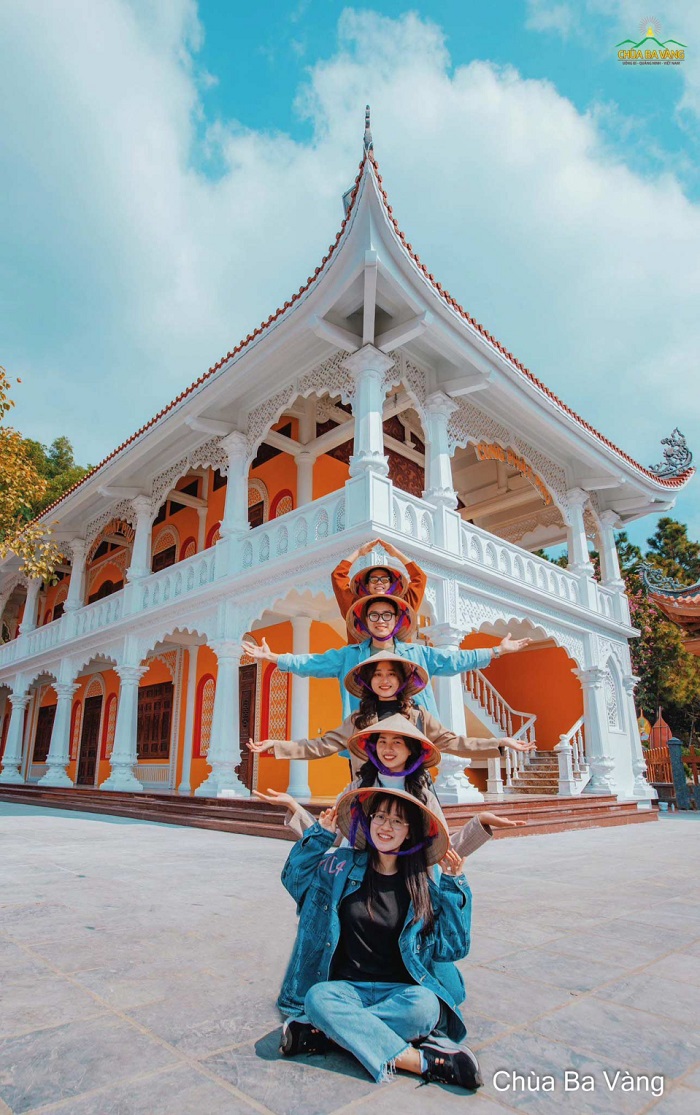 Chùa Ba Vàng là ngôi chùa hoàng tráng của TP Uông Bí gần hồ Yên Trung Quảng Ninh