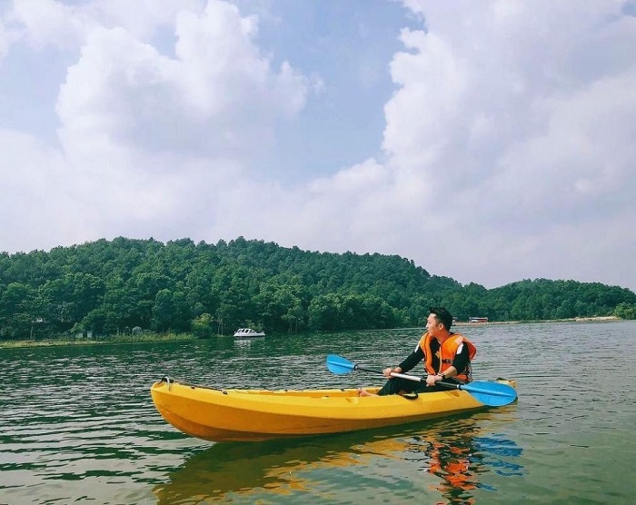 Tham gia các trò chơi trên hồ Yên Trung Quảng Ninh để thử thách bản thân