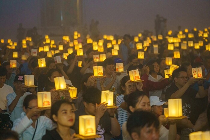 hoạt động du lịch ở núi Bà Đen Tây Ninh - Dâng đăng trên đỉnh núi cầu an