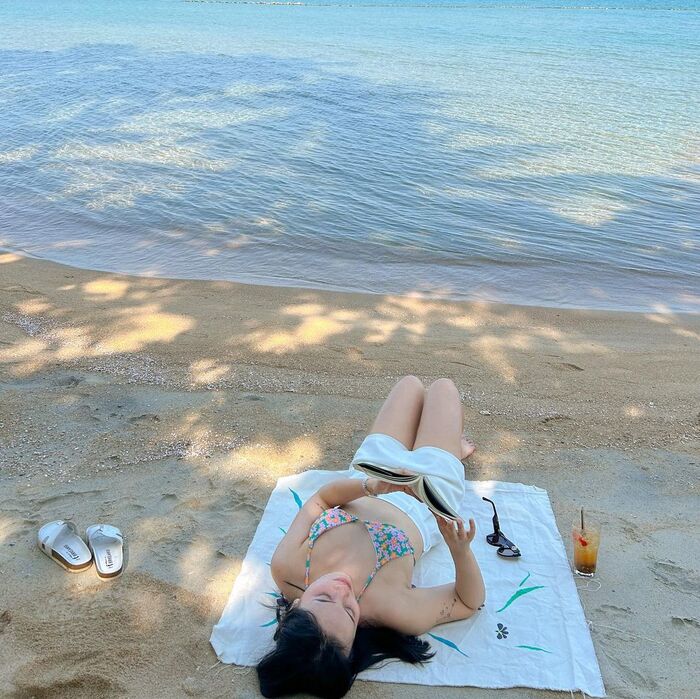 thảnh thơi thư giãn trên bãi cát trắng ở Hòn Sơn Kiên Giang 