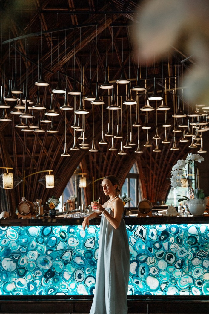 nhà hàng Âu nổi tiếng ở Phú Quốc sở hữu quầy bar san hô hóa thạch màu xanh ấn tượng