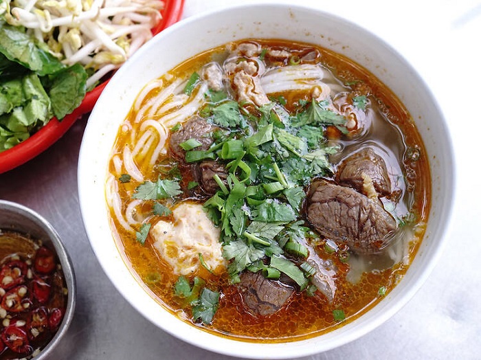Bún bò Huế là món ăn bạn nên thử khi ghé thăm Co Do, một trong những quán ăn Việt Nam ngon nhất Melbourne