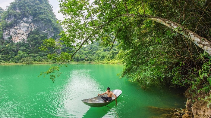 Hồ Nong Dùng xanh ngắt một màu đẹp không thua kém gì thung lũng Lân Ty Lạng Sơn