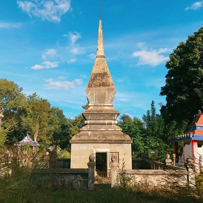 Mộ vua voi cũng là điểm dừng chân cho bạn khi du lịch Buôn Đôn Tây Nguyên