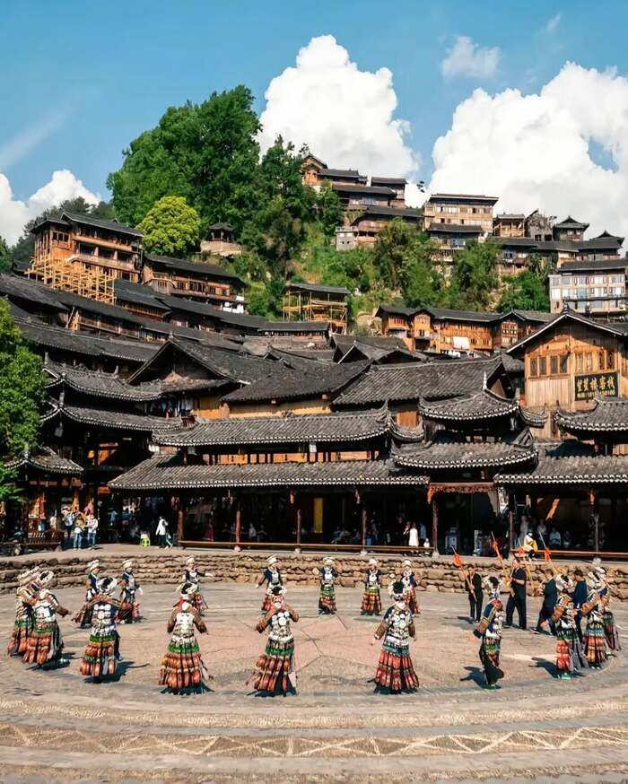 Trải nghiệm văn hóa bản địa cùng người dân địa phương.