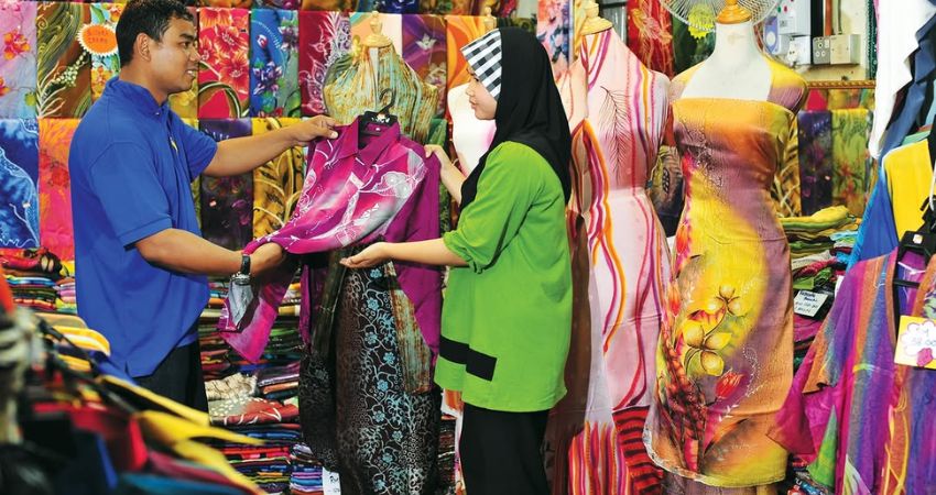 Du khách nên mua sắm tại chợ truyền thống để tìm thấy đặc sản địa phương