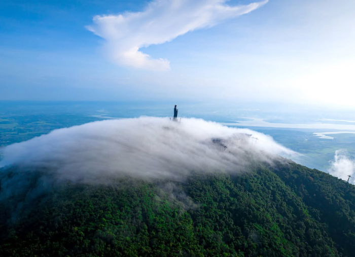 Ngọn núi Bà Đen ẩn hiện trong biển mây